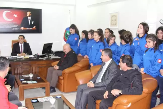 Kadın Futbolculardan Özcan'a Ziyaret