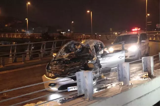 Kağıthane'de Otomobil Kontrolden Çıkıp Bariyerlere Çarptı: 4 Yaralı