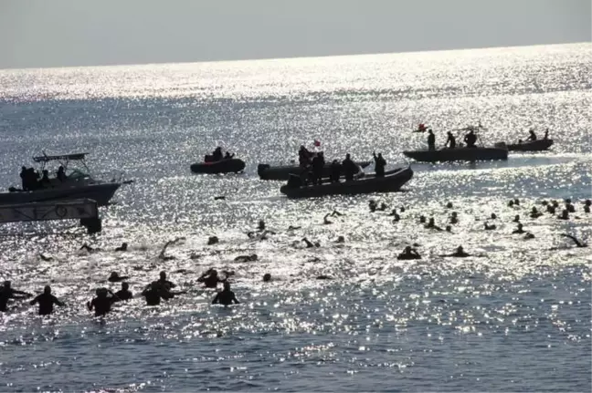 Açık Su Yüzme Yarışlarında Soğuk Suda Yüzdüler