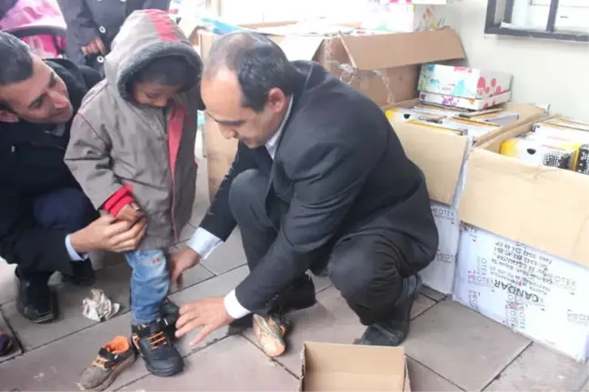 Siverek'te Engelli Ailelerin Çocuklarına Mont ve Bot Yardımı Yapıldı