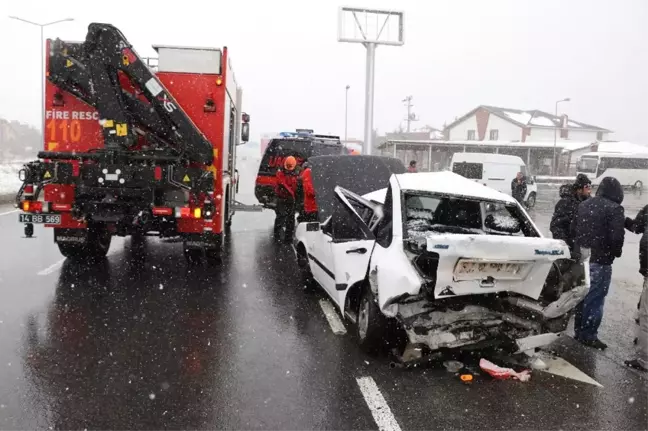 Kar Nedeniyle Kırmızı Işığı Görmeyen Sürücü Önündeki Araca Çarptı: 2 Yaralı