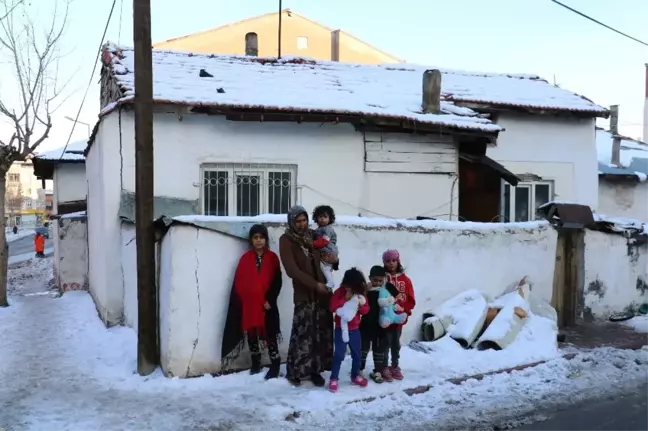 Tek Odada 11 Kişi Yaşamaya Çalışıyorlar