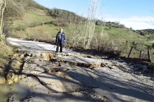 Biga'da Çömlekçi ile Karaağaç Köyü Arasındaki Yol Çöktü