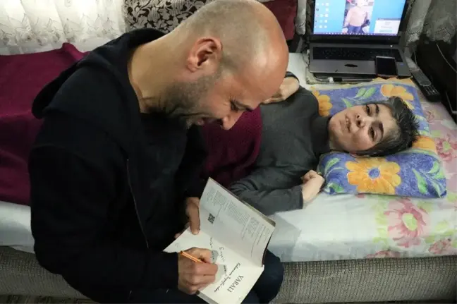 Yazar Kahraman Tazeoğlu, İşaret Parmağıyla Kitap Yazan Türeyen'i Ziyaret Etti