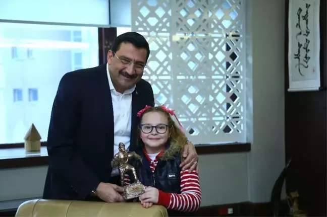 Minik Buse, Keçiören Belediye Başkanı Mustafa Ak'ı Ziyaret Etti