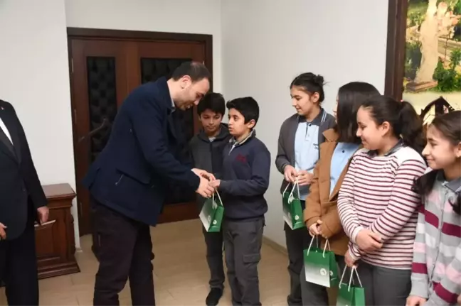 Hediyelerini Başkan Ay'dan Aldılar