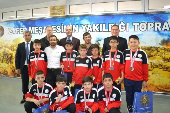 Minik Güreşçilerden Başkan Bozkurt ve Jandarmaya Ziyaret