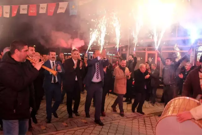 Turgutlu Millet İttifakının Adayı Şıktaşlı'yı Bağrına Bastı