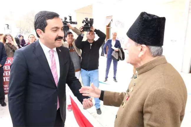 En Yaşlı Çanakkale Gazisi Hüseyin Kaçmaz'ın Oğlu Kırşehir'de 'Buram Buram Çanakkale' Adlı Sergiye...