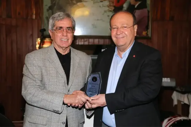 Tepecik Tuğla Spor'dan Başkan Özakcan'a Plaket