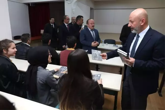 Başkan Çolakbayrakdar, Öğrencilere 'Safahat' Hediye Etti