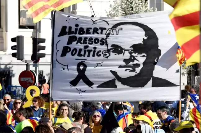 Ayrılıkçı Katalanlar Madrid'de Sokağa Çıktı