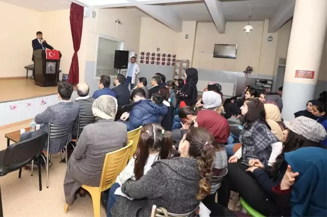 Gençler Mehmet Akif Ersoy'u Andı