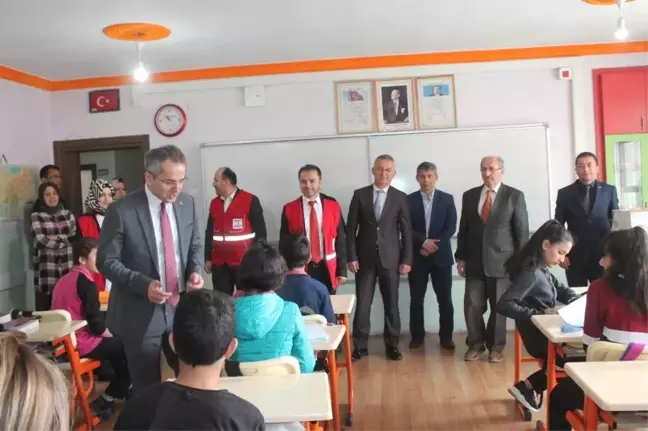 Kızılay, Tosya'da Öğrencilere Diş Fırçası ve Macun Dağıttı