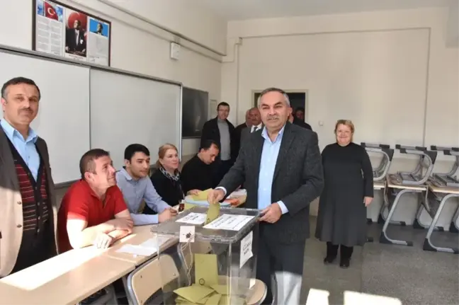 Başkan Dursun Ay Oyunu Kullanmaya Eşi ile Geldi