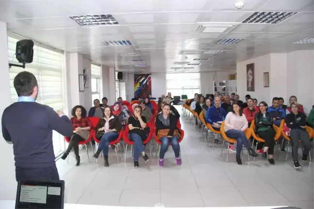 Gençlik Merkezi'nde Eğitmen ve Velilere Madde Bağımlılığı Bilgilendirmesi