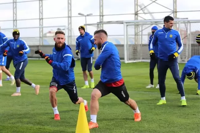 Evkur Yeni Malatyaspor'da Mustafa Akbaş'ın Ayak Parmağı Kırıldı