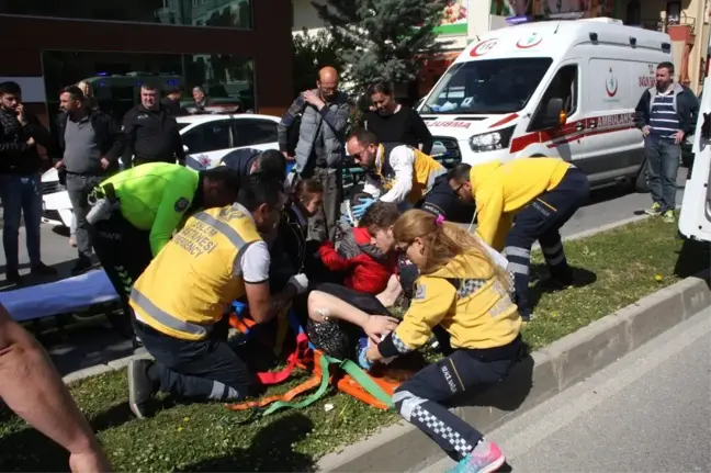 Şehiriçi Toplu Ulaşım Midibüsü Kamyonet ile Çarpıştı: 6 Yaralı