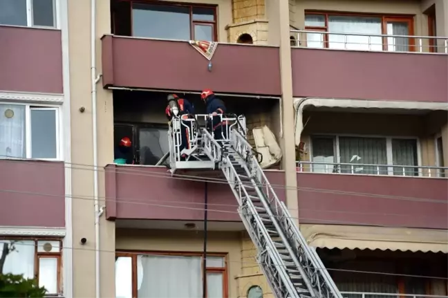 Balkonda Tutuşan Çekyat Paniğe Neden Oldu