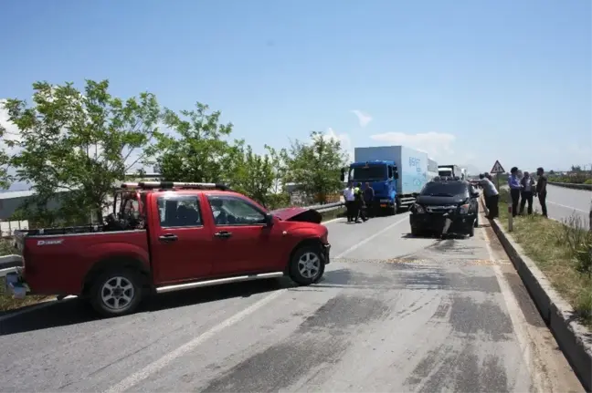 Manavgat'ta Kamyonetler Kafa Kafaya Çarpıştı: 1 Yaralı