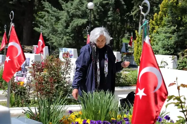 Cebeci ve Karşıyaka Şehitliğinde Hüzünlü