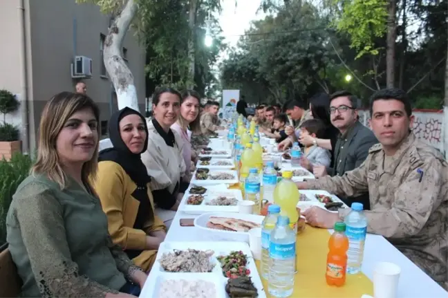 Annelerden Askerlere 'Anne Eli' Yemeği