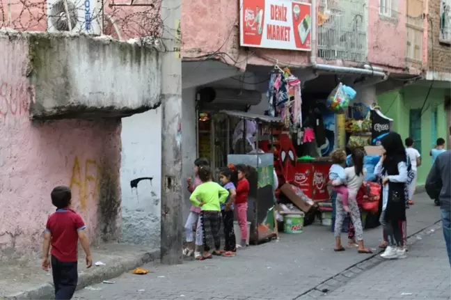 Diyarbakır'da Kadınlar Arasında Satırlı Yardım Kolisi Kavgası
