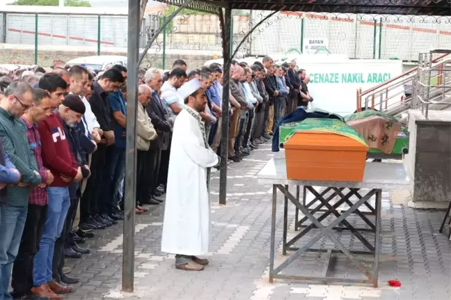 Siyanürlü Sıvı ile Zehirlenen Anne ve Baba Toprağa Verildi