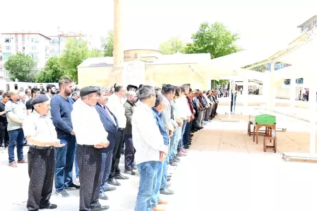 Kırşehir'deki Otobüs Kazasında Ölen Genç Son Yolculuğuna Uğurlandı