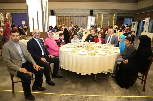 Kocaeli'nde Yetimlerin Yüzünü Güldüren İftar