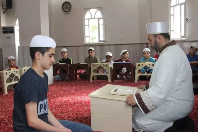 Kur'an-ı Kerim'i Güzel Okumayı Çocuklara Aşılıyor