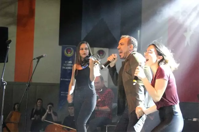 Haluk Levent ve selebral palsi hastası Gizem'den anlamlı düet