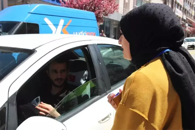 Halkla İlişkiler bölümü öğrencileri, sürücülerin ve yayaların trafik konusunda bilinçlerini test...