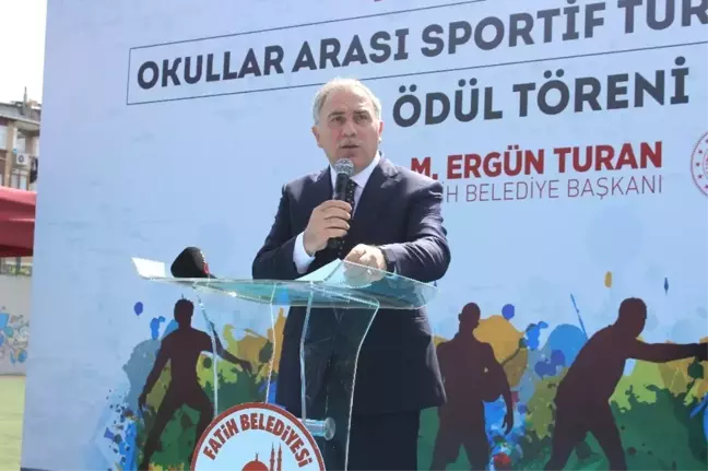 Fatih'ta başarılı sporculara kupa ve madalyaları verildi