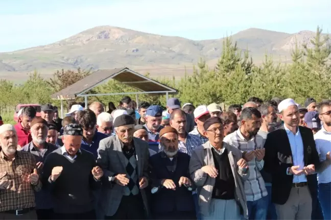 Sivas'ta ilçe halkı yağmur duasına çıktı