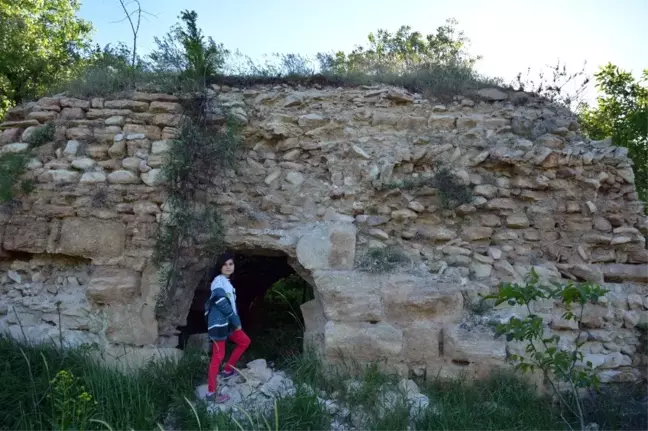 Defineciler 8 asırlık kilisenin temellerini oydu