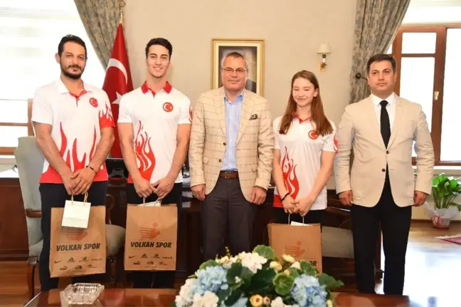 Milli cimnastikçiler Vali Deniz'i ziyaret etti
