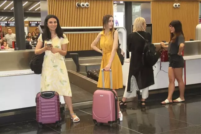 İstanbul Havalimanı'nda 10 milyonuncu yolcuya sürpriz karşılama