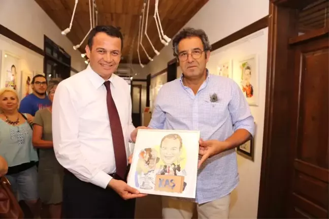 Kaş'ta eski basketbolcudan karikatür sergisi