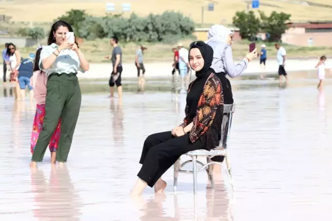 (ÖZEL) Tuz Gölü'nde çıplak ayakla yürüme turizmi sahilleri aratmıyor