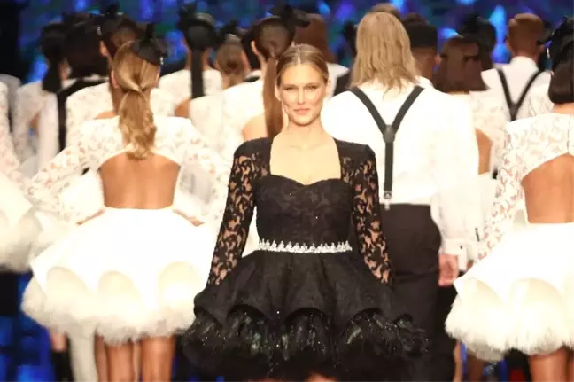Bar Refaeli Antalya'da podyuma çıktı