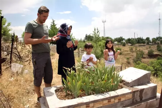 Babalar Günü'nde mezarlıklarda anlamlı ziyaret