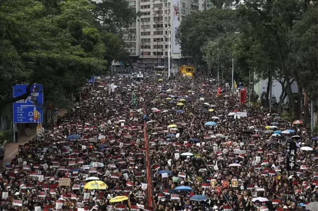 Hong Kong'da hükümetin geri adımına rağmen binlerce kişi yeniden sokaklarda