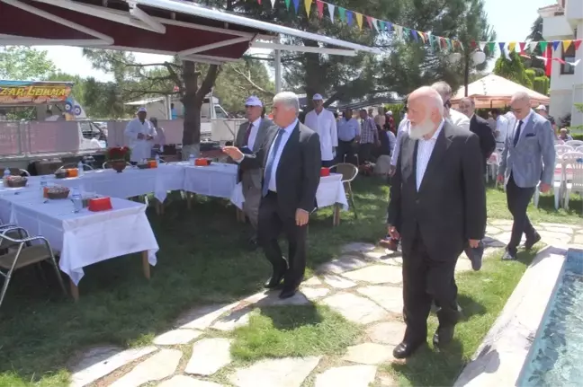 Celalettin Topçu Fetihler Hayır Hizmetleri Vakfı'ndan Ezine'de hayır yemeği