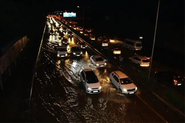 Trabzon'da şiddetli yağış sonrası yollar göle döndü