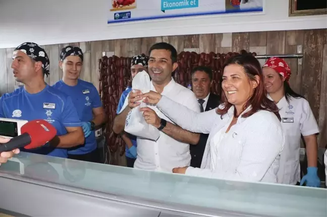 Kuşadası 3. Ege Et mağazasının açılışı mitinge dönüştü