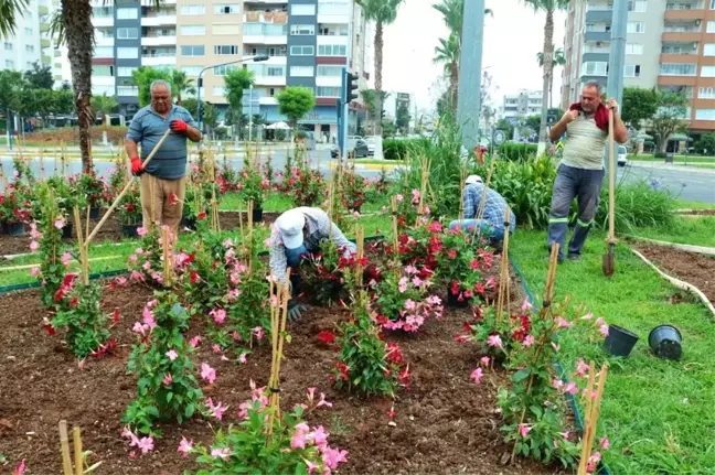 Mersin'de parklar renkleniyor