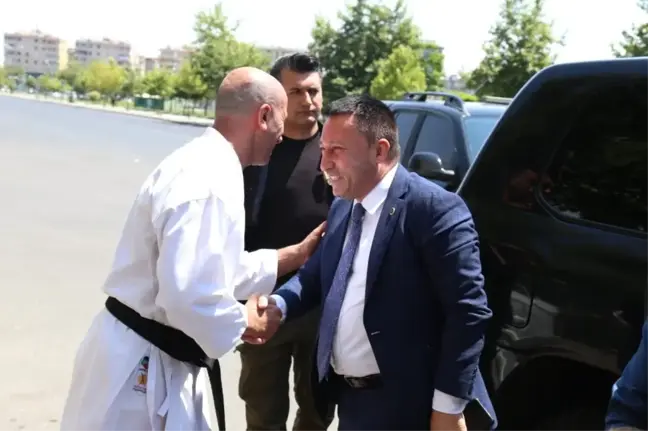 Başkan Beyoğlu'ndan genç karatecilere malzeme yardımı