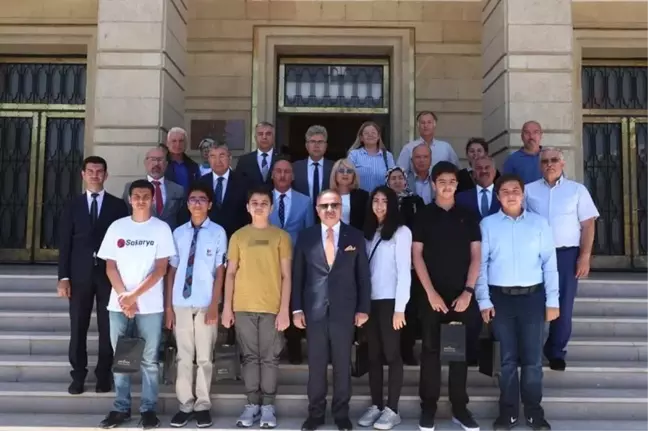 Vali Çakacak, LGS'de tam puan alan öğrencileri ödüllendirdi