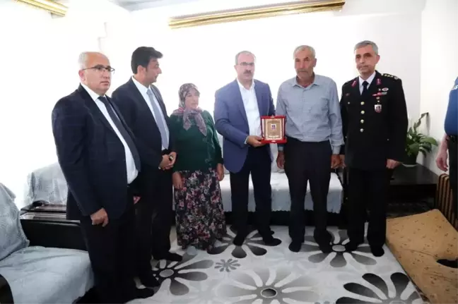 Vali, Şehit Halil İbrahim Öztürk'ün ailesine 'Hizmet şilti' takdim etti